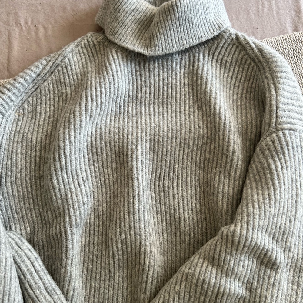 Gray knitted sweater | H&M grey turtleneck knit